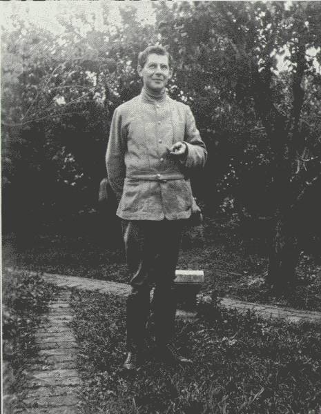 THE AUTHOR IN Y&Uuml;N-NAN

This picture was taken after convalescence in Tong-chu'aniu, just before
the journey commenced from that city to British Burma, as seen in the
second part of "Across China On Foot."