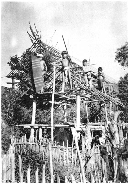 Kajanknaben auf dem Ger&uuml;st ihres selbstgebauten H&auml;uschens.