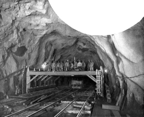TRAVELER FOR ERECTING FORMS, CENTRAL PARK TUNNEL&mdash;(IN
THIS TUNNEL DUCTS ARE BUILT IN THE SIDEWALLS)