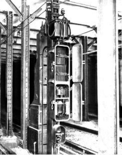 REAR VIEW OF BLOCK SIGNAL POST, SHOWING TRANSFORMER AND
INSTRUMENT CASES WITH DOORS OPEN