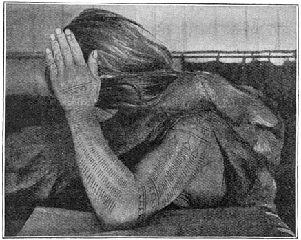 Een getatoe&euml;erde Eskimoarm.