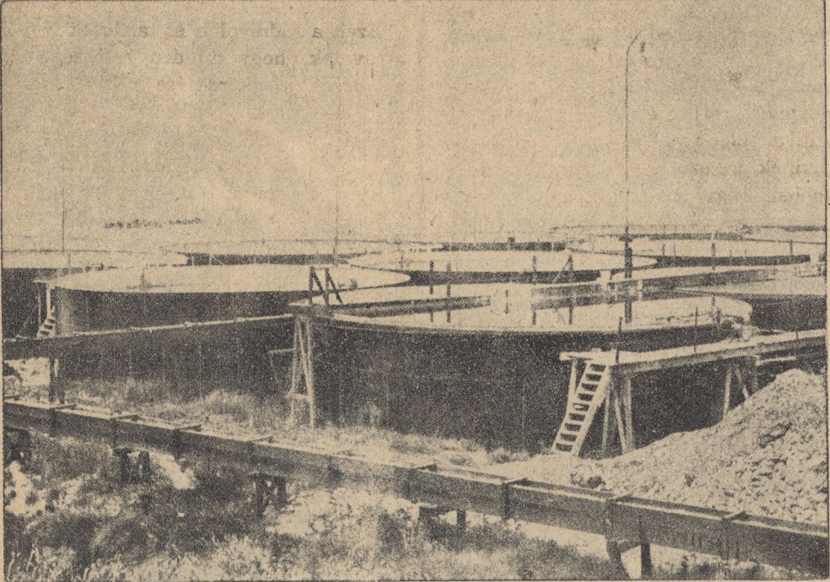 A tengervizből hatalmas vasmedenc&eacute;kben v&aacute;lasztj&aacute;k ki a s&oacute;t