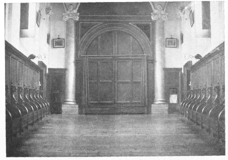 CH&OElig;UR DES CARM�LITES

La stalle marqu�e d'une croix fut celle de Sr Th�r�se de
l'Enfant-J�sus. A droite la grille de Communion.