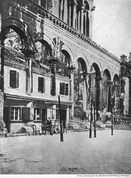 SPALATO&mdash;PERISTILIO