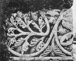 BARGA — DUOMO: FRAMMENTO DI ORNAMENTAZIONE
ESTERNA. (Fot. Magri).