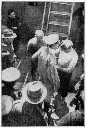 Bajonette auf meinen R�cken gerichtet