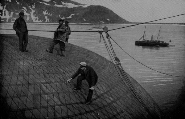  Inspecting the Envelope of Andr�e's Balloon 'L'Oernen'